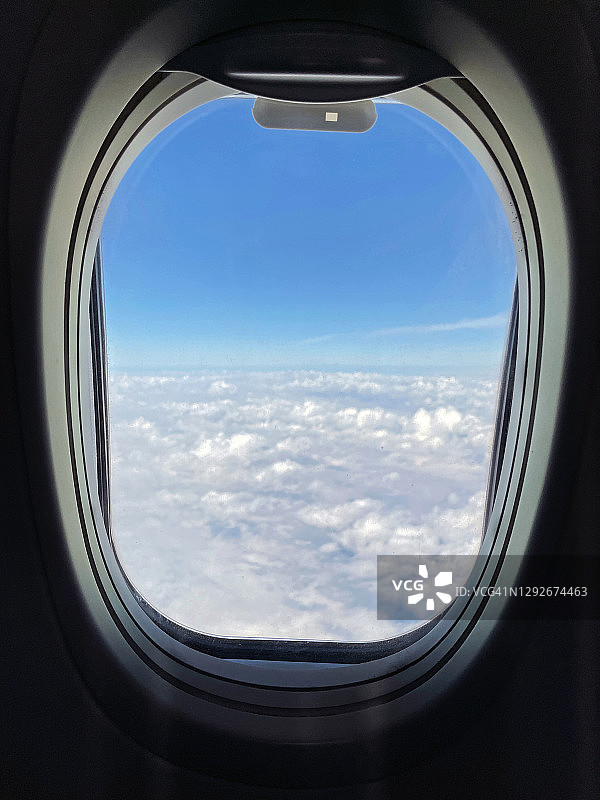 飞机窗口，看蓝天和白云图片素材