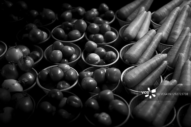 近距离的水果和蔬菜在黑色和白色图片素材