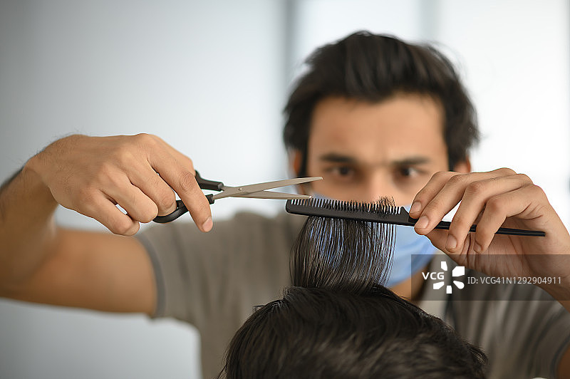 近距离的理发师理发的一个客户图片素材