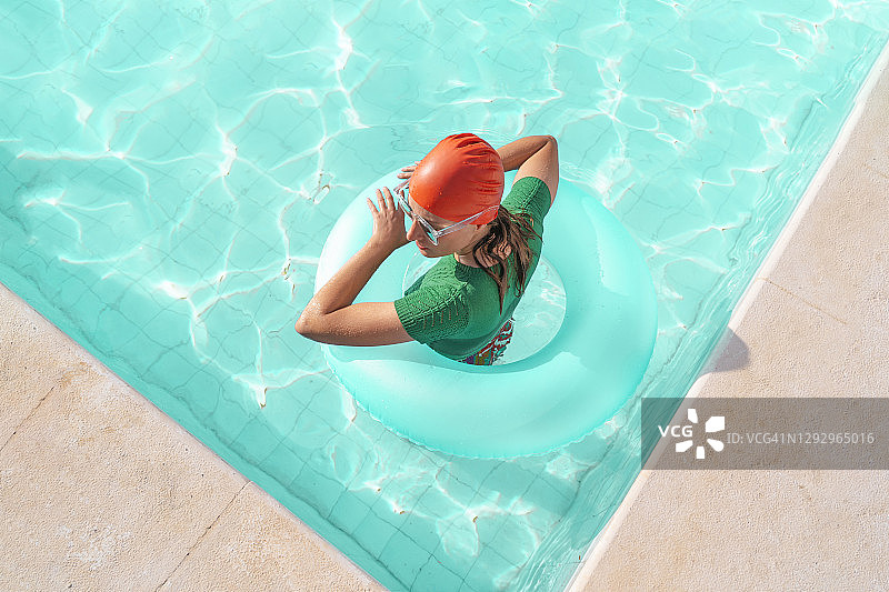 游泳池里有个浮胎的女人图片素材