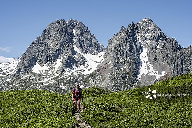 法国上萨瓦夏蒙尼，徒步前往波塞特山的Aiguille du Belvedere峰和奥guille de la Floria峰后图片素材