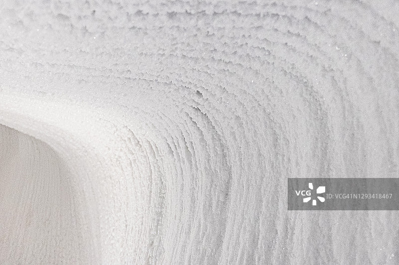 洞穴中白色的冰雪浮雕墙。抽象纹理自然背景。图片素材
