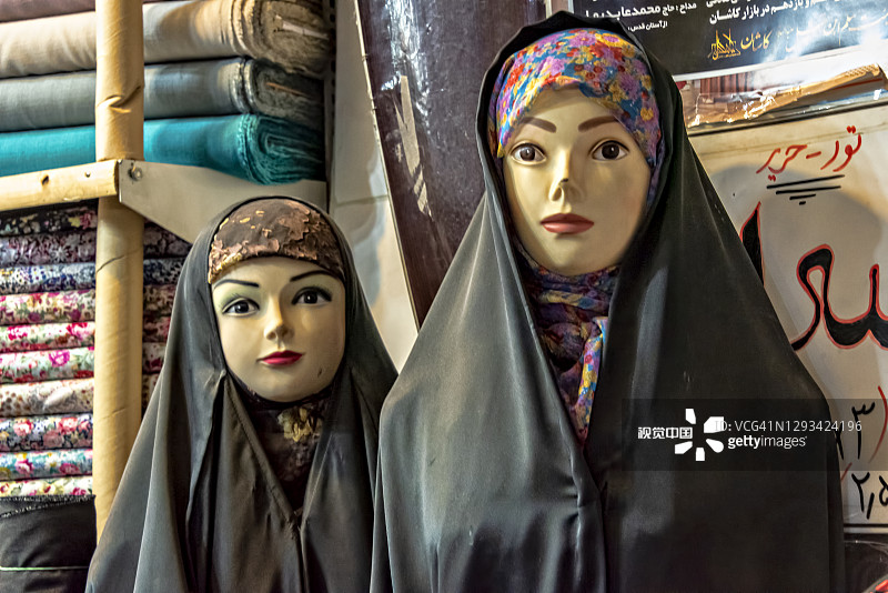 伊朗Kashan集市，两个贩卖伊斯兰服装的人体模型。图片素材