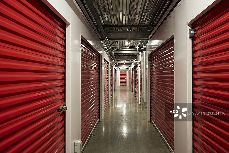 红色存储单元门。图片素材