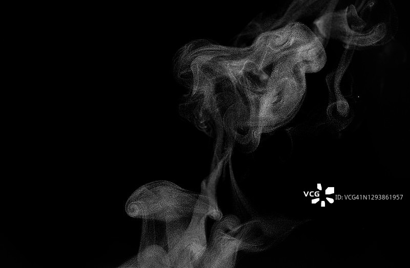 白色烟雾与黑色背景烟雾。烟的概念。图片素材