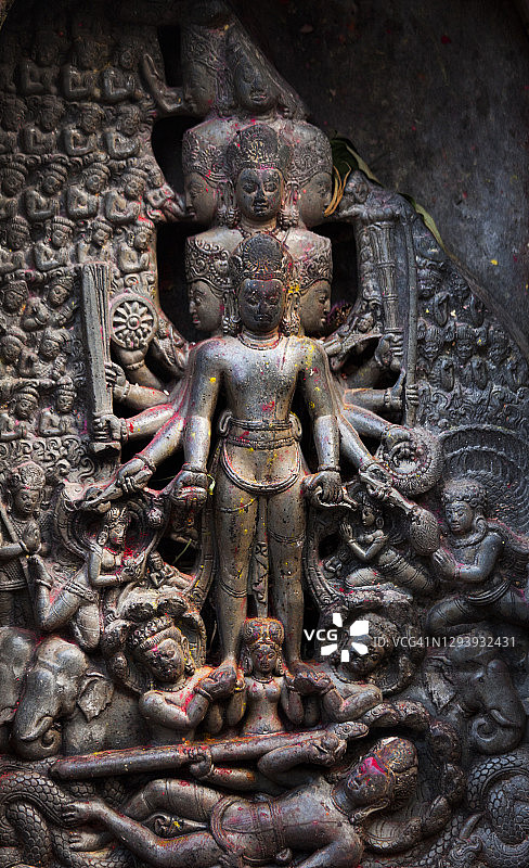 在尼泊尔加德满都的昌古纳拉延神庙外，一个描绘印度教神/女神和密宗人物的华丽石雕的特写。图片素材