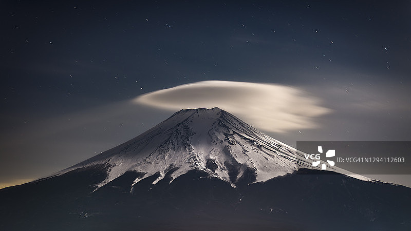富士山夜间的巨大透镜状云图片素材