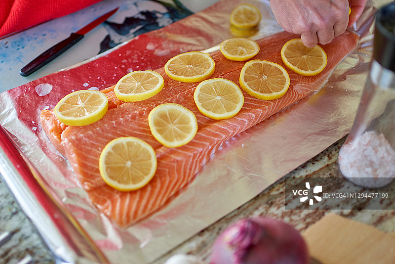 准备柠檬鲑鱼片图片素材