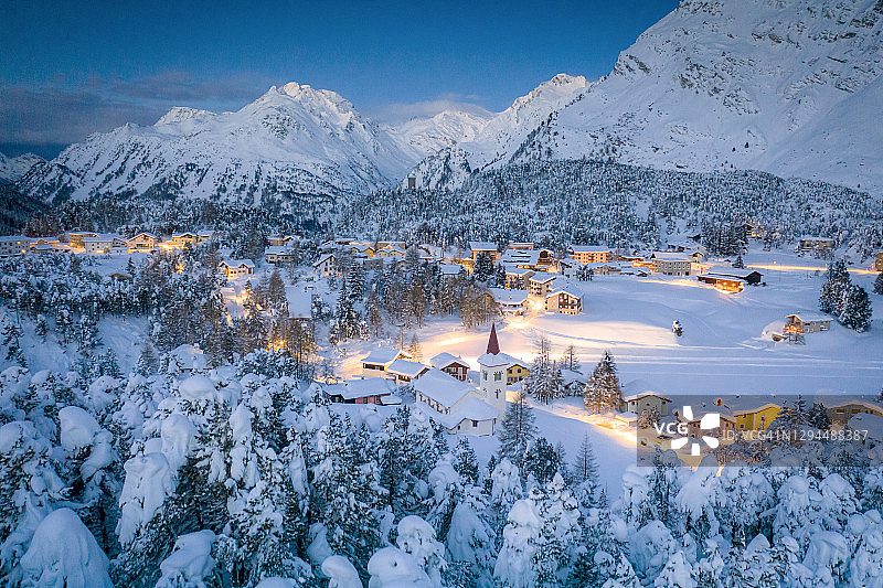 瑞士，白雪皑皑的树林和比安卡图片素材
