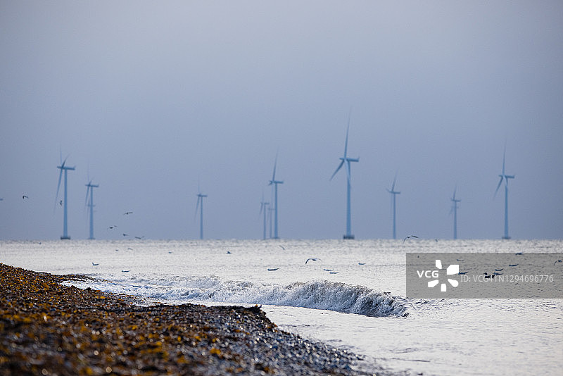 海洋中的风力涡轮机图片素材