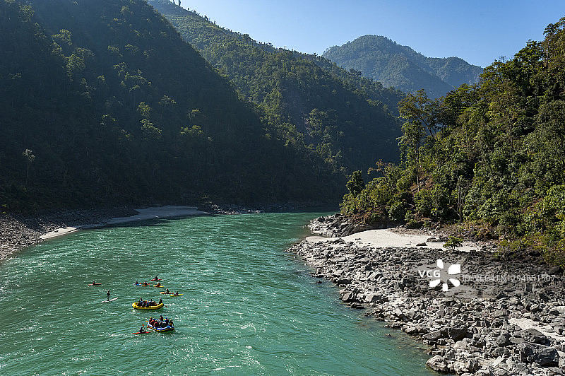 在尼泊尔西部，木筏和皮划艇沿着卡纳利河漂流图片素材