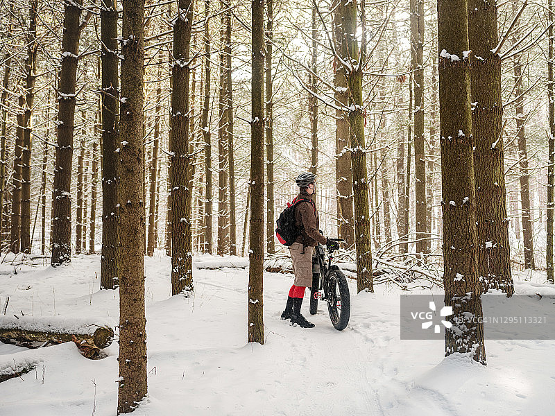 成年男子在冬天骑着肥自行车图片素材