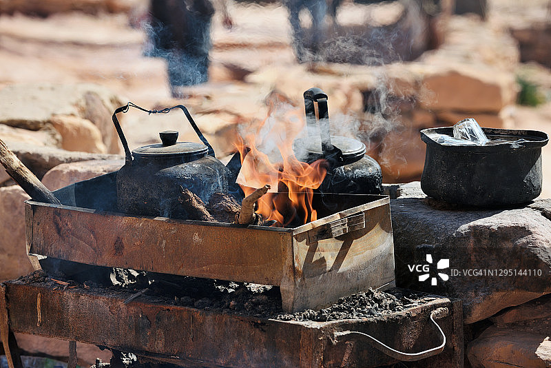 茶壶在火上图片素材