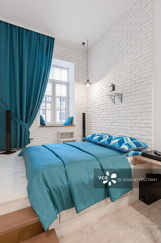 宽敞的卧室，白色的砖墙图片素材