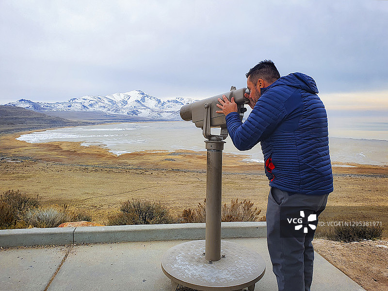 人类通过望远镜观察羚羊岛的景观-大盐湖，犹他州图片素材