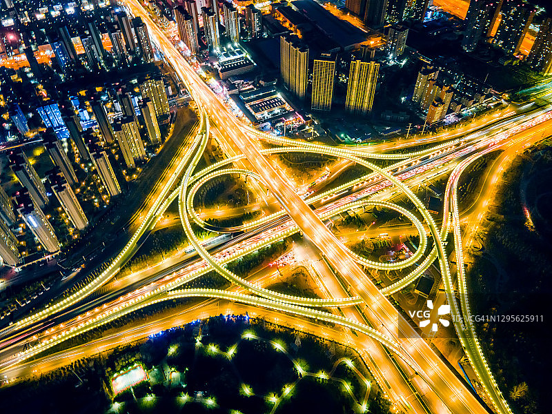 郑州市立交桥及城市交通夜间鸟瞰图图片素材