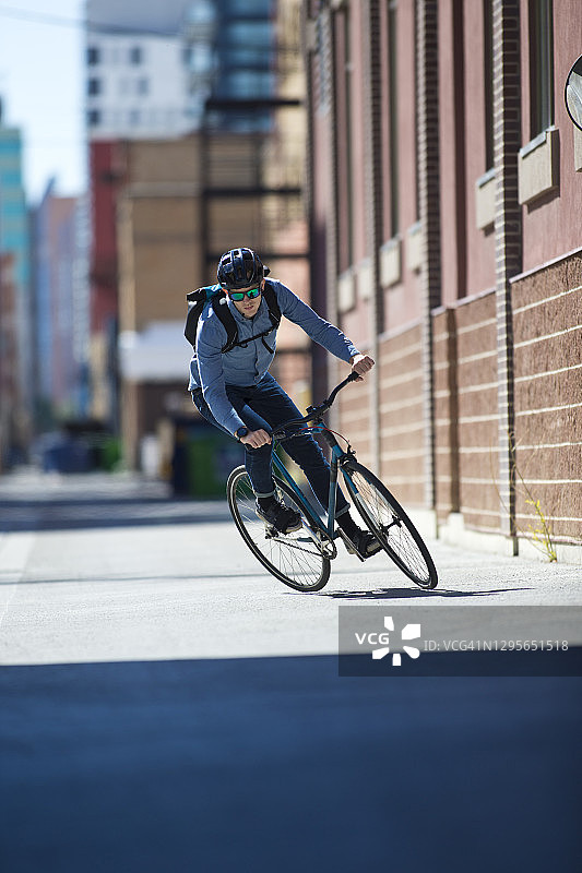 城市自行车通勤图片素材