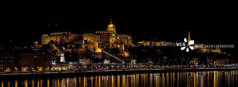 匈牙利布达佩斯市夜间高峰时段繁忙交通的尾灯长时间曝光图片素材