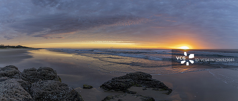 澳大利亚阳光海岸海滩上的日出图片素材