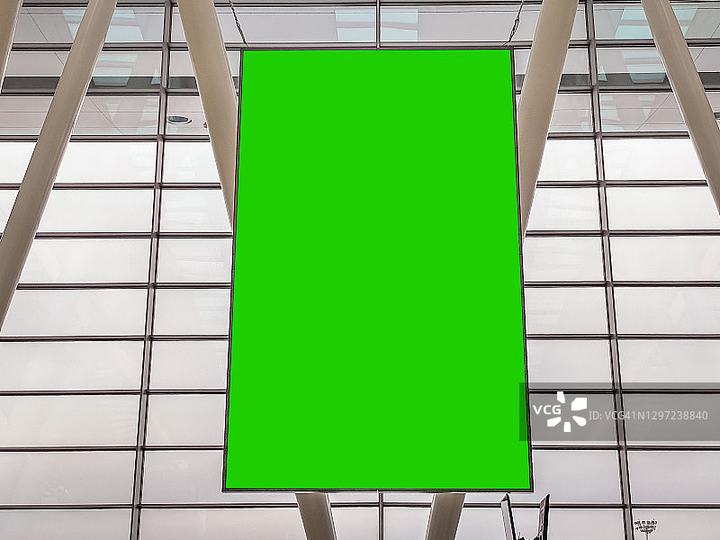 在机场离境休息室设置的大绿屏空白空白的营销广告牌。图片素材