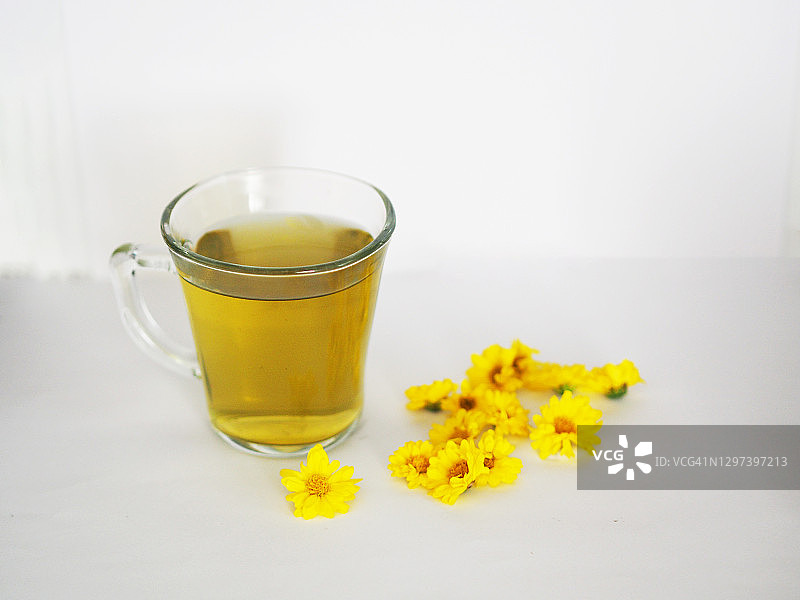 野菊花学名黄菊，黄酮类，在清草近缘花粉的黄色花朵图片素材