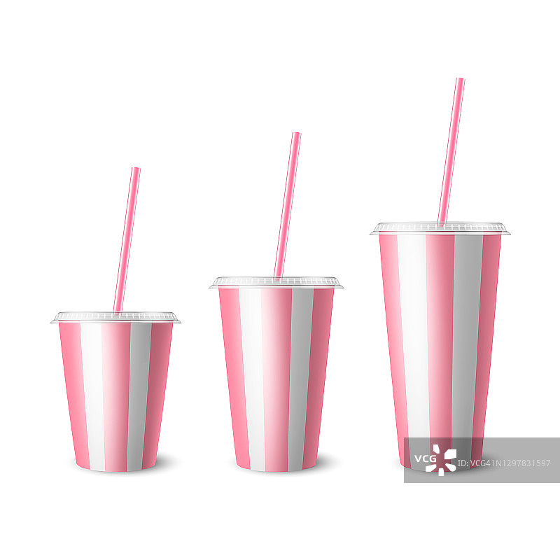 向量3d现实白色，粉色条纹纸一次性杯子组，盖子，吸管。采购产品饮料，饮料，咖啡，苏打水，茶，鸡尾酒，奶昔。设计模板的包装模型。前视图,孤立图片素材