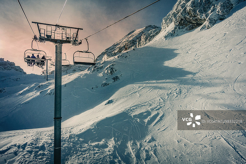 冬季滑雪胜地的滑雪缆车图片素材