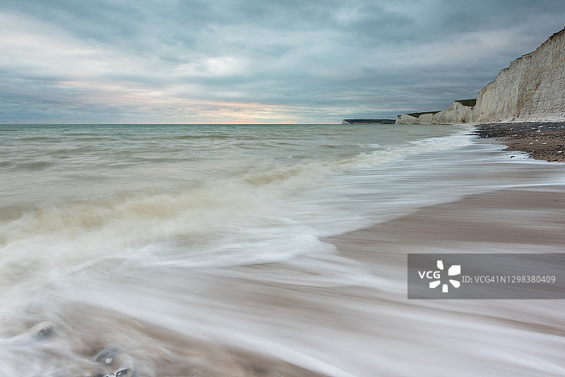英国东苏塞克斯，七姐妹悬崖，海滩上的海浪图片素材
