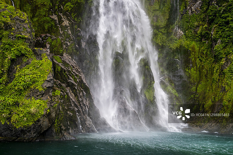 斯特灵瀑布在米尔福德湾国家公园，峡湾，南岛，新西兰图片素材
