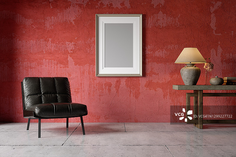 客厅内部有黑色扶手椅，灯罩，瓷砖地板和红墙背景上的空框架。图片素材