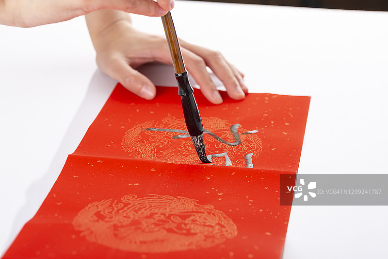 中国的传统节日春节，用毛笔写对联图片素材
