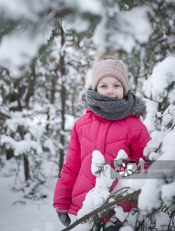 孩子在冬天。一个小女孩，在冬天外面玩耍。图片素材