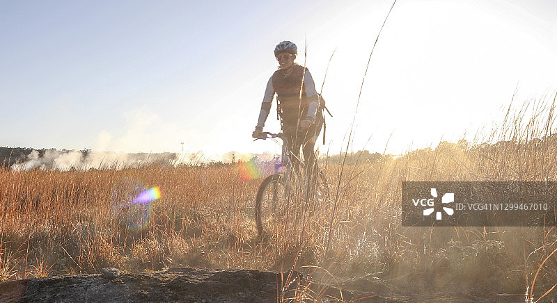 妇女在环形山小径自行车，破火山口的Kīlauea图片素材