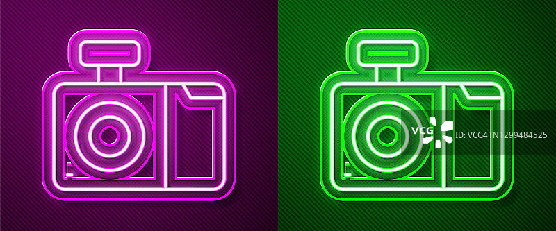 发光的霓虹灯线照片相机图标孤立在紫色和绿色的背景。与相机图标。向量图片素材