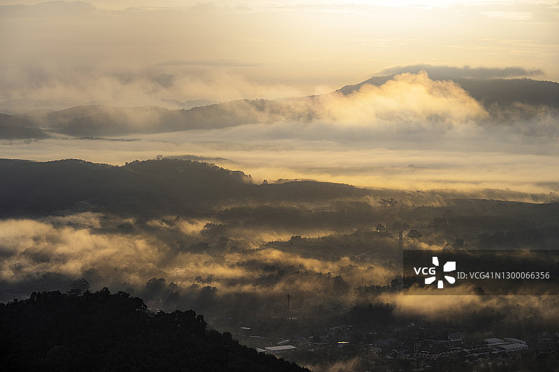 美丽的阳光在雾气蒙蒙的早晨在泰国南部的山脉图片素材