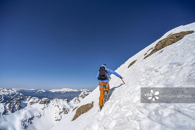 登山者攀登海拔14000英尺的雪坡图片素材