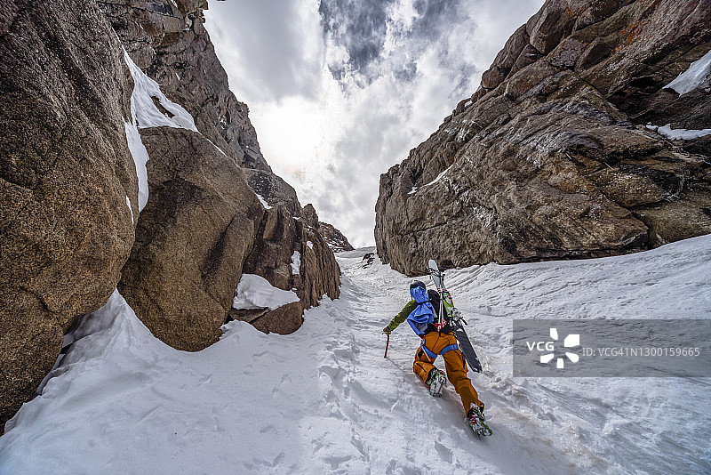 滑雪登山运动员攀登海拔14000英尺的雪坡图片素材