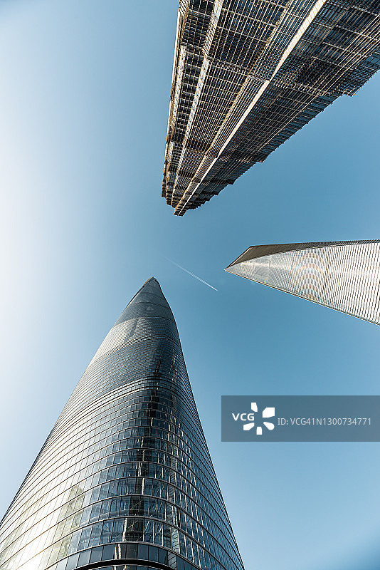 低角度俯瞰上海地标建筑图片素材