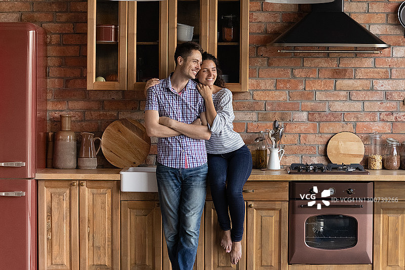 快乐的夫妇租户放松在自己的装修厨房图片素材