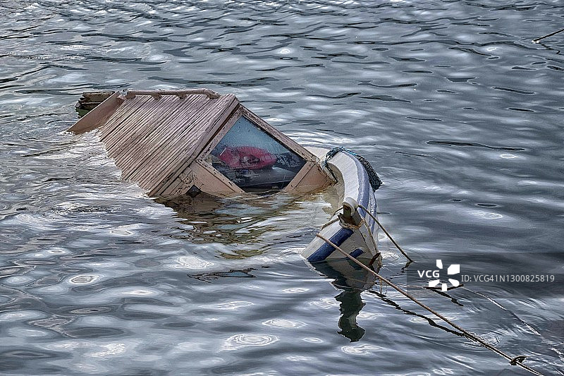 半沉没的木制渔船，Inciaralti码头。图片素材