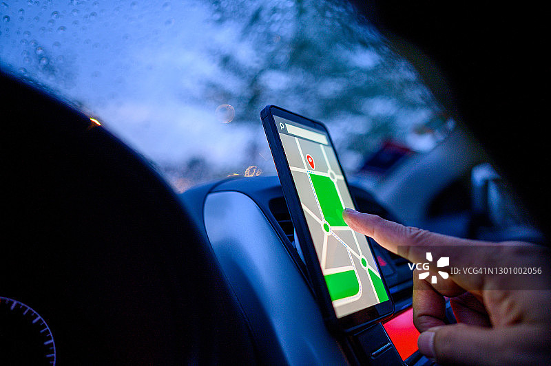 在汽车仪表盘上使用智能手机上的GPS地图应用程序图片素材