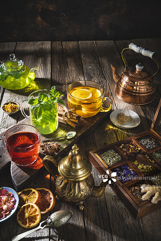 茶和草药冲剂与干药草在木制的质朴的桌子上图片素材
