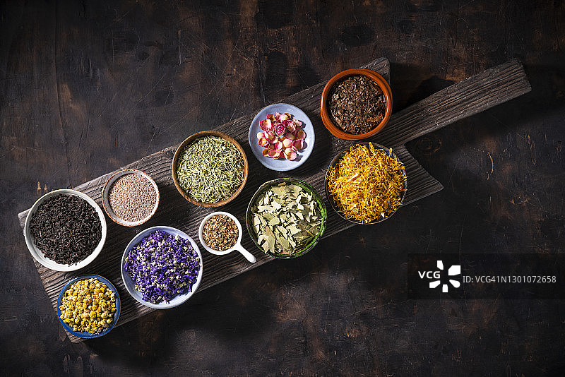 茶和香草用木板烘干，如红茶，锦葵，甘菊图片素材