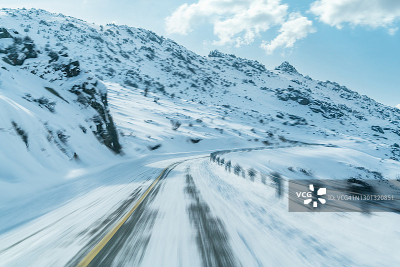 冬天的山路被雪覆盖了图片素材