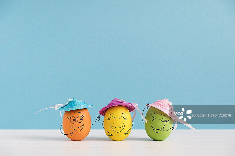帽子里的快乐蛋在笑。复活节的概念与可爱的蛋与有趣的面孔。不同的情绪和感受图片素材