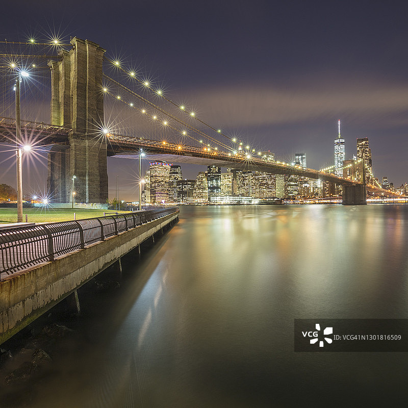 美国，纽约，纽约市，布鲁克林大桥的夜晚图片素材