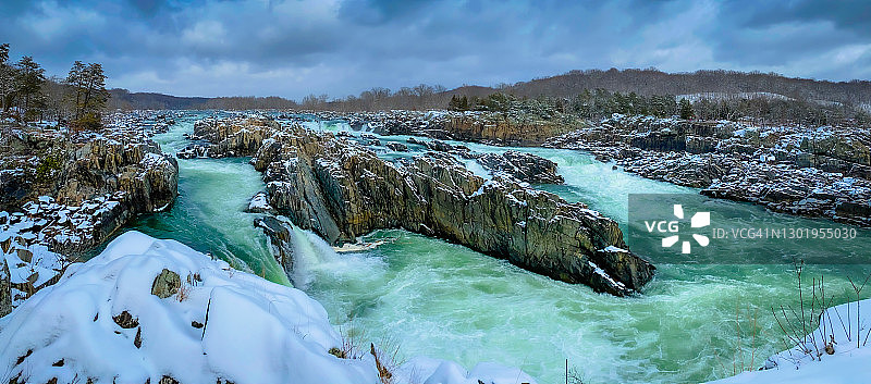 波托马克河全景在大瀑布公园在冬天-大瀑布弗吉尼亚州图片素材