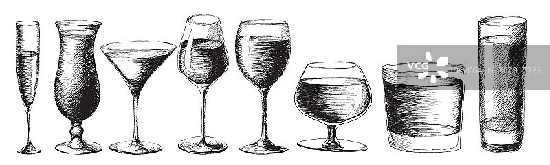 矢量单色集素描风格的手绘酒杯孤立在白色背景上的插图。鸡尾酒，葡萄酒，香槟，马提尼，白兰地，威士忌，高球杯为菜单，标志图片素材