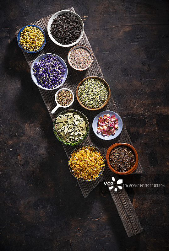 茶和香草用木板烘干，如红茶，锦葵，甘菊图片素材