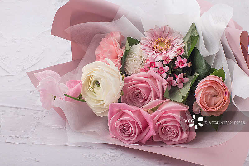 粉红色背景上的粉红色玫瑰花。图片素材